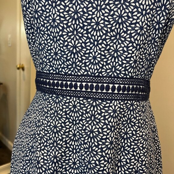 Maggy London Denim Flower Power Novelty Cut Out Sheath Dress, Size 6 - Picture 5 of 16